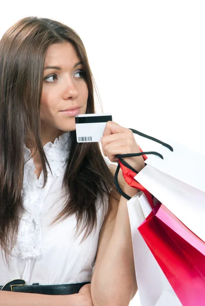 Mulher de pé, segurando cartão de crédito e sacos de compras na mão — Fotografia de Stock