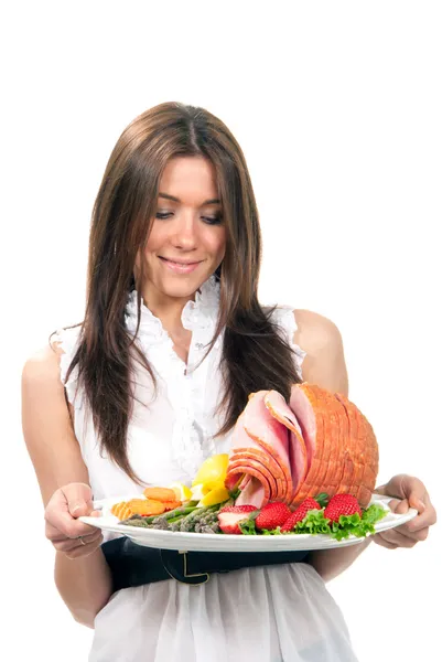 Vrouw met een plaat met Turkije ham — Stockfoto