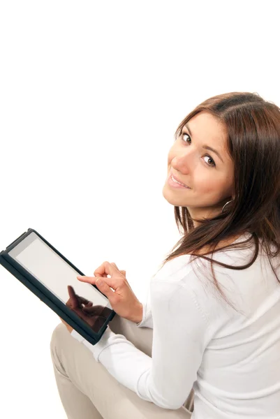 Женщина печатает на своем новом электронном планшете сенсорная панель — стоковое фото