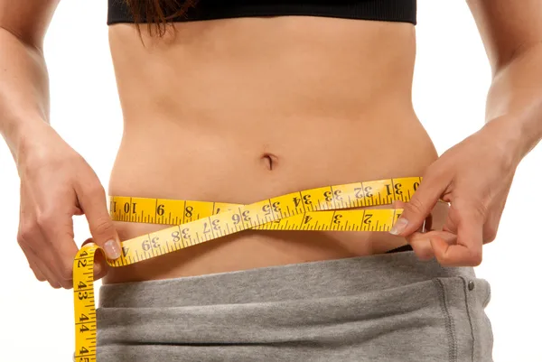 Mulher medindo sua cintura com fita métrica — Fotografia de Stock