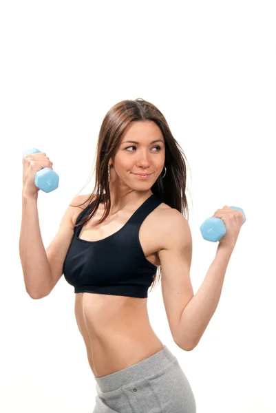 Фитнес-женщина тренируется с синими гантелями — стоковое фото
