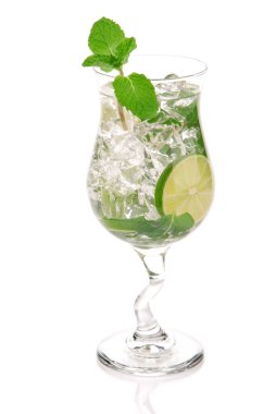 Yeşil taze alkol mojito bir kokteyl bardağına kokteyl