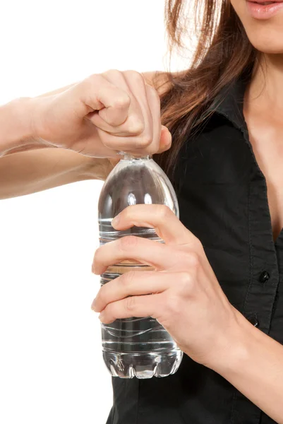 Esporte Mulher em sportswear beber água limpa de bott de plástico — Fotografia de Stock