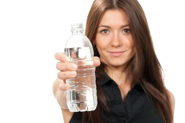 Žena nabídnout a dát láhev stále čisté pitné vody pro die — Stock fotografie