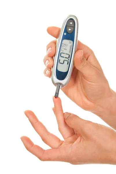 Пациент с диабетом измеряет уровень глюкозы в крови — стоковое фото