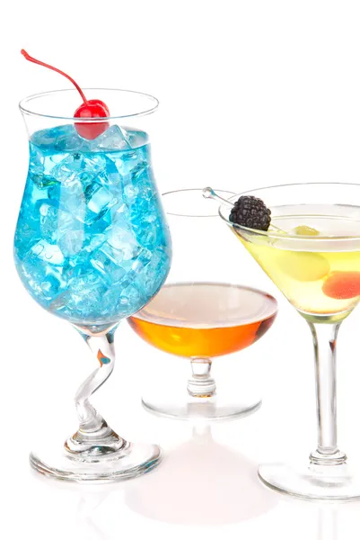 Алкогольные коктейли пьют напитки Голубая лагуна, мохито; тропические — стоковое фото