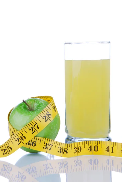 Diet weight with tape measure organic green apple juice — Stock Photo, Image