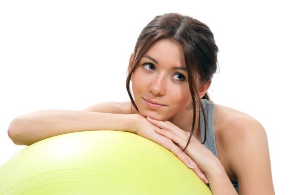 Fitness morena amarelo pilates bola para crunches treino — Fotografia de Stock