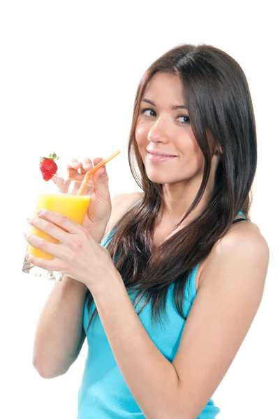 Mulher bonita bebendo suco de laranja coquetel com morango — Fotografia de Stock