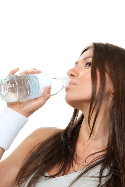 Deporte Mujer en ropa deportiva bebiendo agua clara de plástico bott —  Fotos de Stock