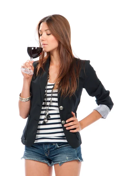Женщина дегустирует красное вино на белом фоне — стоковое фото