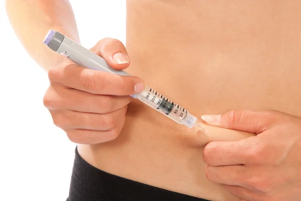 Cukrzyca insulinozależna, wstrzykiwanie insuliny przez długopis strzykawka jednorazowego użytku — Zdjęcie stockowe