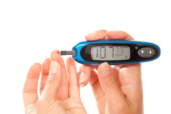 Pomiar poziomu glukozy we krwi pacjenta cukrzycy — Zdjęcie stockowe