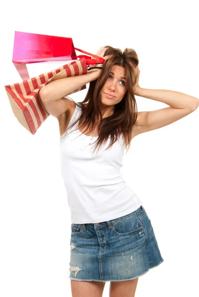 Женщина стоит, держа кредитную карту и сумки с покупками в руке — стоковое фото