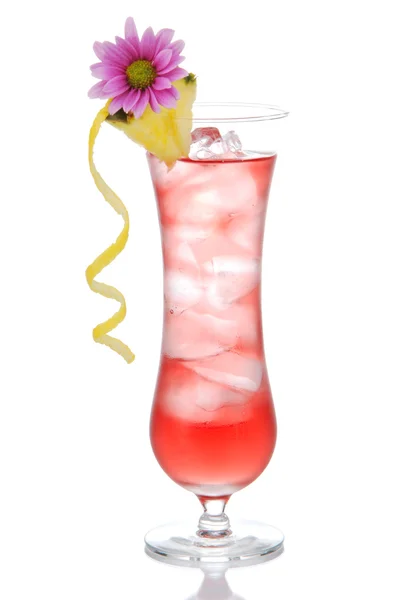 Röd alkohol cocktail med ananas, citron, kall vodka — Stockfoto