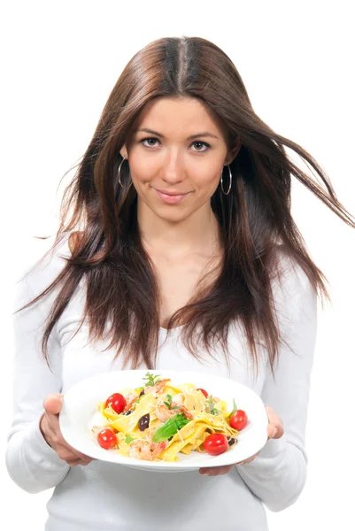 Kelnerka kobieta trzyma talerz makaronu, spaghetti makarony — Zdjęcie stockowe