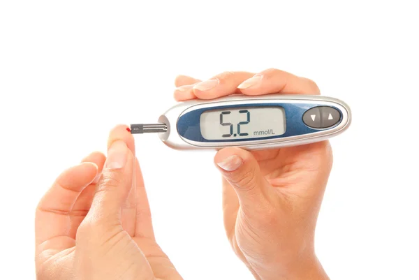 Diabetes patient Measuring glucose level blood using glucometer — Stock Photo, Image