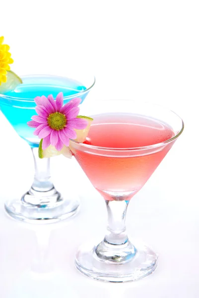 Cócteles martini con vodka, ron ligero, ginebra, tequila, cura azul — Foto de Stock