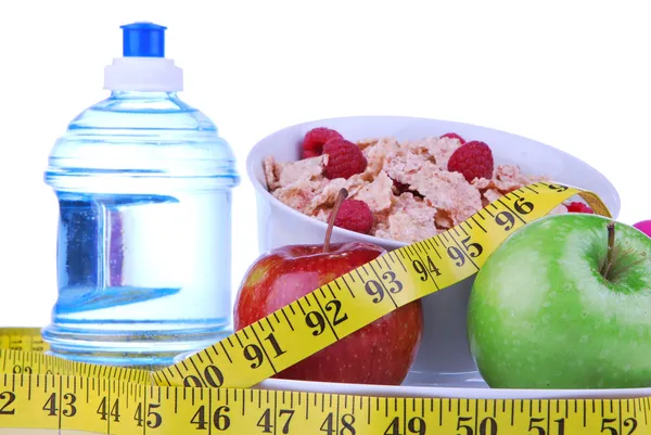 Dietní váhy ztráta koncept s páskou opatření červené jablko — Stock fotografie