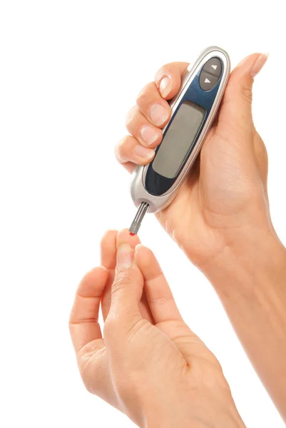 Пациент с диабетом измеряет уровень глюкозы в крови — стоковое фото