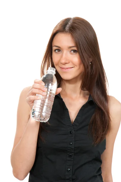 Mujer joven y saludable bebiendo agua embotellada mineral pura — Foto de Stock