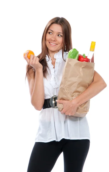 Gelukkig jonge vrouw die een shopping zak vol met boodschappen, — Stockfoto