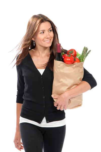 Donna tenere sacchetto di carta shopping pieno di generi alimentari vegetariani — Foto Stock