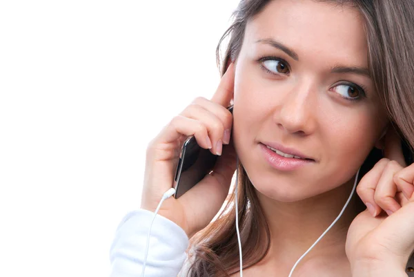 Retrato de cerca de una chica joven escuchando y hablando en el móvil —  Fotos de Stock
