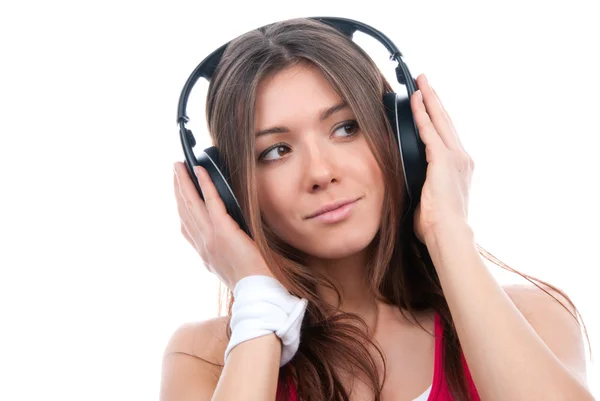 Glad brunett kvinna lyssna och njuta av musik i stort huvud — Stockfoto