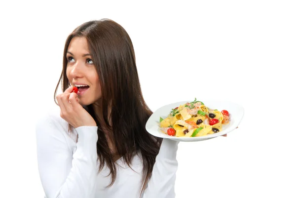 Mulher segurando prato com macarrão italiano, pappardelle, tagliatelle — Fotografia de Stock