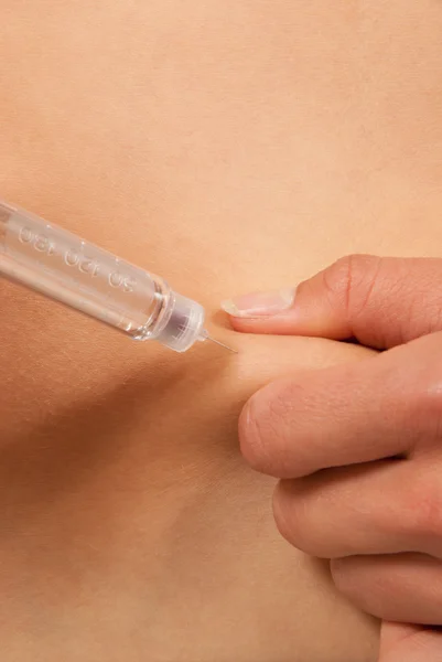 Диабетическая концепция с инъекцией инсулинового шприца — стоковое фото
