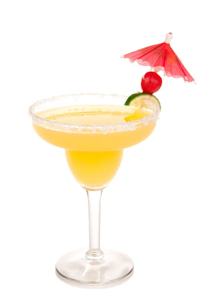 Margarita-Cocktail im gekühlten, mit Salz umrandeten Glas mit Tequila — Stockfoto