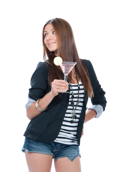 Женщина пьет коктейль мартини — стоковое фото