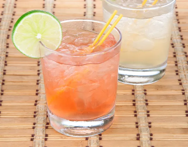 Алкогольные коктейли со льдом и лаймом — стоковое фото