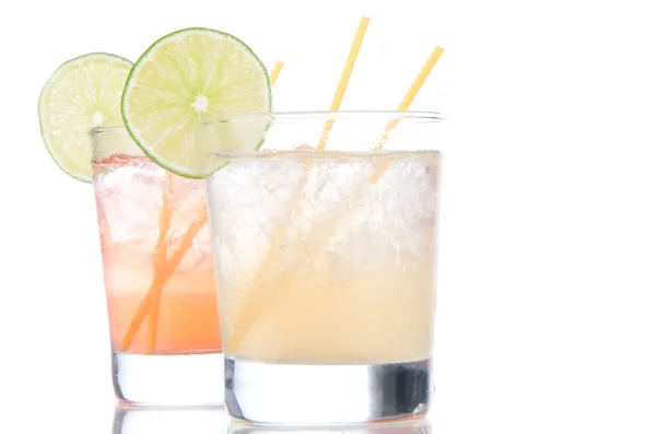 Алкогольные коктейли со льдом и лаймом в короткой кокте — стоковое фото