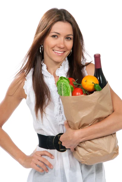 Szczęśliwa młoda kobieta trzymając papier koszyk pełen artykuły spożywcze — Zdjęcie stockowe