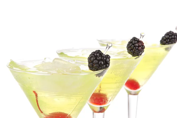 Geel groen martini cocktails rij samenstelling met alcohol — Stockfoto