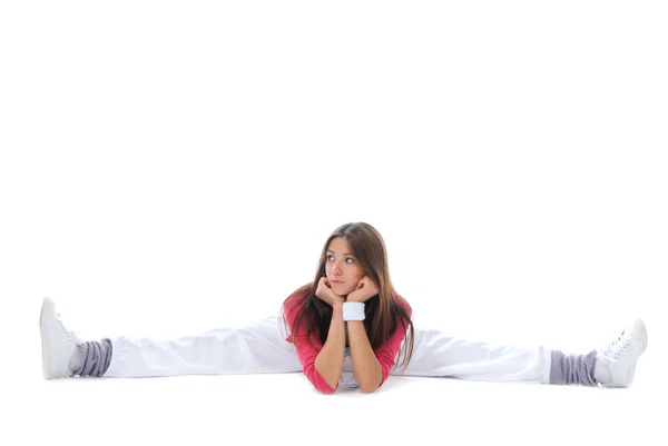 Ziemlich flexible Tänzerin Frau sitzen auf Zwirn und Stretching auf einem wh — Stockfoto