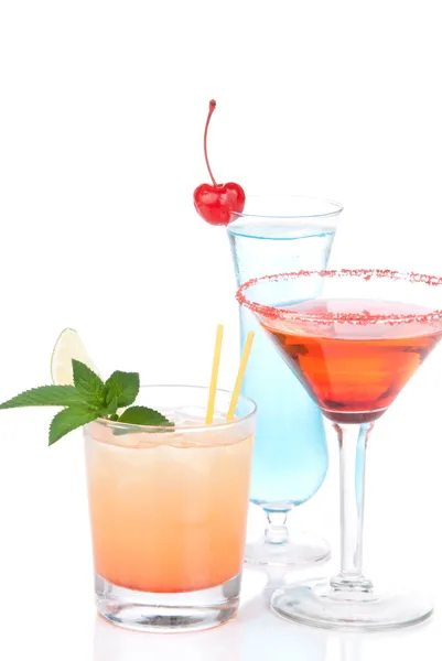 Blauer Margarita-Cocktail, langer Insel-Eistee, roter Martini-Kosmo — Stockfoto