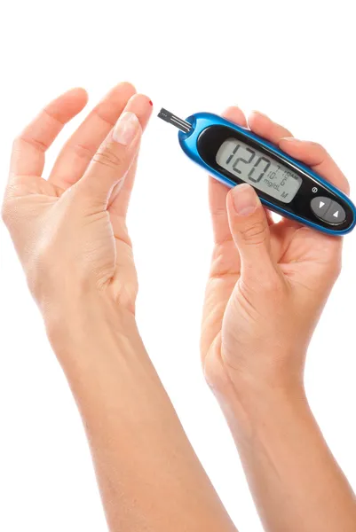 Зависимый пациент с диабетом измеряет уровень глюкозы в крови — стоковое фото