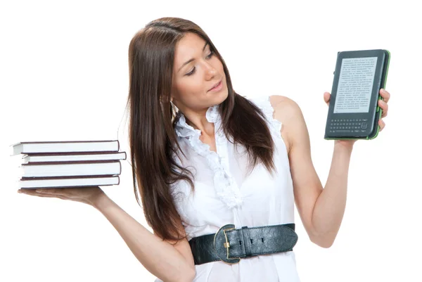 Kobieta porównanie książki i nowe bezprzewodowe czytania książki cyfrowe — Zdjęcie stockowe