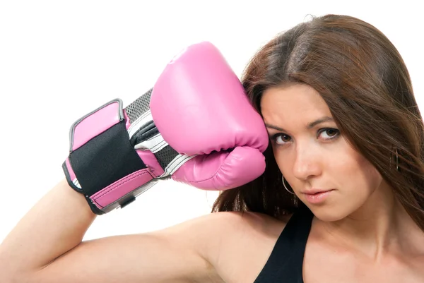 Боксерская женщина смотрит вверх с руками в розовых и черных перчатках — стоковое фото