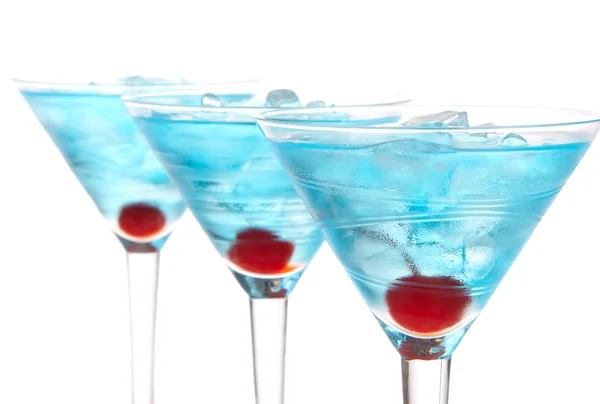 Composición fila cócteles martini azul con alcohol — Foto de Stock