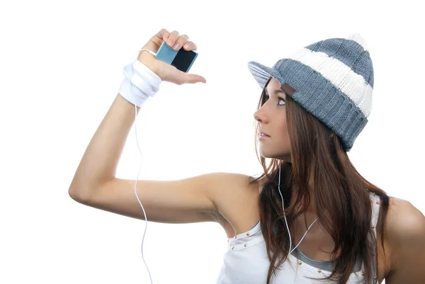 Mladá dívka, naslouchání, hudebně a drží mobilní mp3 pl — Stock fotografie