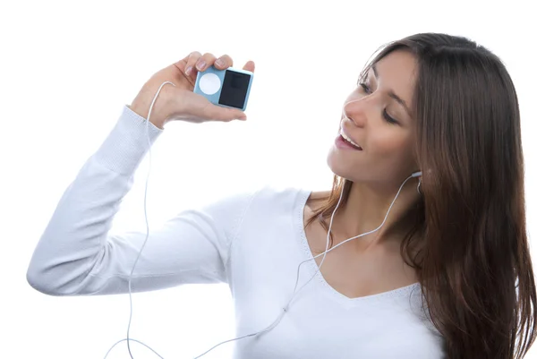Giovane ragazza ascoltando, godendo di musica e tenendo cellulare mp3 pl — Foto Stock