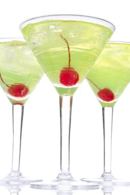 Martini alkol kokteyller satırda kiraz sarı ve yeşil ile