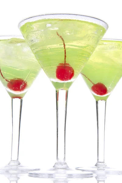 Мартини коктейли в ряд с вишневым желтым и зеленым — стоковое фото