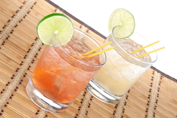 Alcohol margarita cocktails or long island Iced tea with lime — Stock Photo, Image