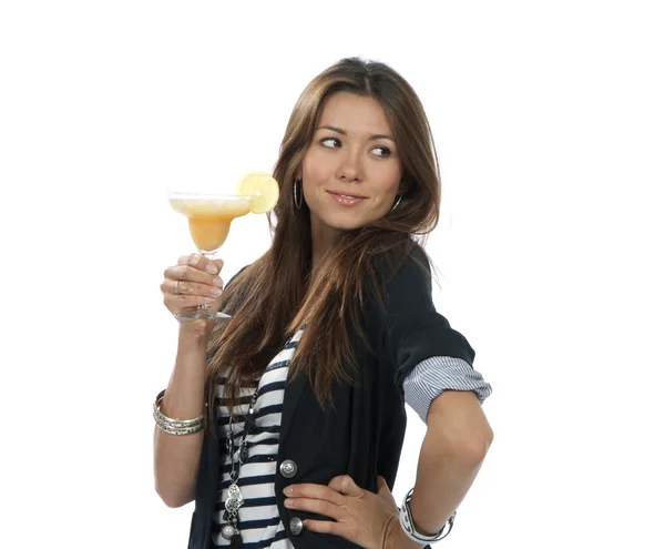 Donna che beve cocktail margarita — Foto Stock