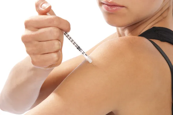 Mujer haciendo inyección de insulina fluvacunación por jeringa — Foto de Stock